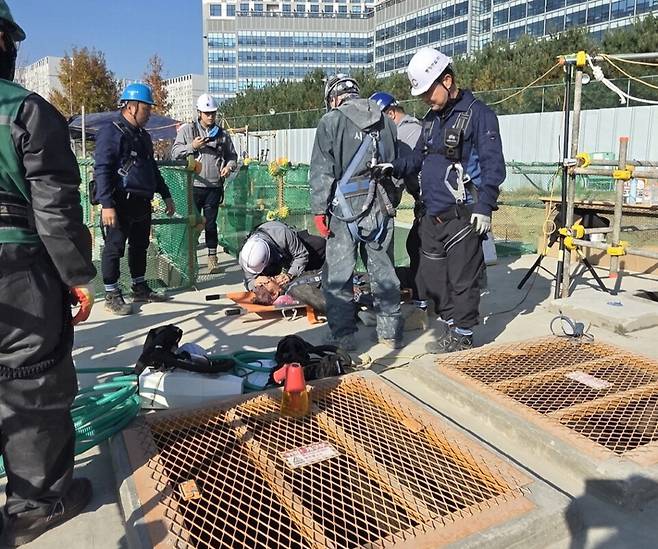 12일 신도시 물환경센터에서 하수처리시설 내 밀폐공간 재해 대비 '실전 대응훈련' 을 하고 있다. ⓒ아산시 제공
