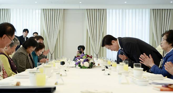 이재명 대통령이 13일 용산 대통령실에서 열린 민주화실천가족운동협의회 초청 오찬 간담회에서 참석자들에게 인사하고 있다. ⓒ연합뉴스