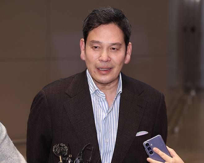 지난해 12월22일 미국에서 도널드 트럼프 당시 미 대통령 당선인을 만난 정용진 신세계그룹 회장이 인천국제공항 제2여객터미널을 통해 귀국해 취재진 질문에 답하고 있다. ⓒ연합뉴스