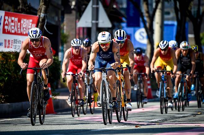 트라이애슬론 경기 사이클 구간을 주행 중인 선수들 모습 ⓒ통영시 제공