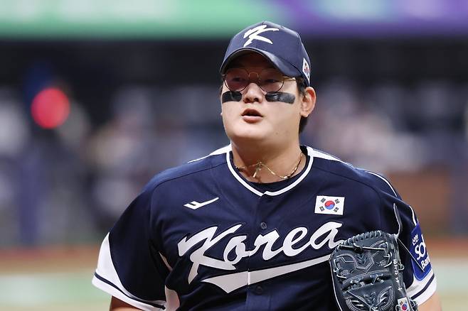 한화 김서현은 정규시즌 막판부터 부진한 투구를 이어오고 있다. 하지만 동료는 그에게 따뜻한 말을 건네며 함께 반등을 기대하고 있다.｜뉴시스