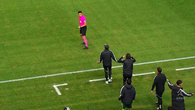 눈을 찢는 행위였을까? 똑바로 판정하라는 의미일까? 타리코 전북 코치가 8일 전주월드컵경기장서 열린 대전하나전 도중 했던 손가락 제스처에 대한 해석을 놓고 심판들과 전북의 입장이 평행선을 달린 가운데 한국프로축구심판협의회가 빠르게 ‘인종차별’로 규정했다. 사진출처｜쿠팡플레이 중계화면 캡처