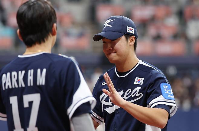 한화 정우주(오른쪽)는 1년 만에 청소년 대표팀에 이어 성인 대표팀을 경험하게 됐다. 그는 더욱 무거워진 책임감을 안고 마운드에 오를 예정이다.｜뉴시스