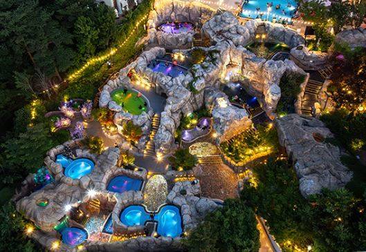 설악 워터피아의 보석 같은 ‘스파밸리’. 16개의 아름다운 테마탕에 몸을 담그다보면 시간이 훌쩍 지나간다