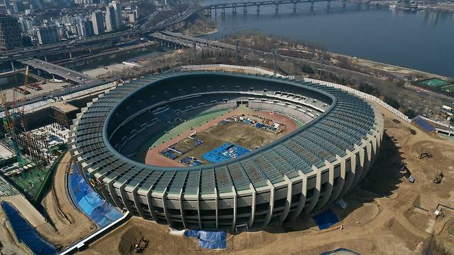 올해 3월 잠실올림픽주경기장의 리모델링 공사가 진행되고 있는 모습. 뉴시스