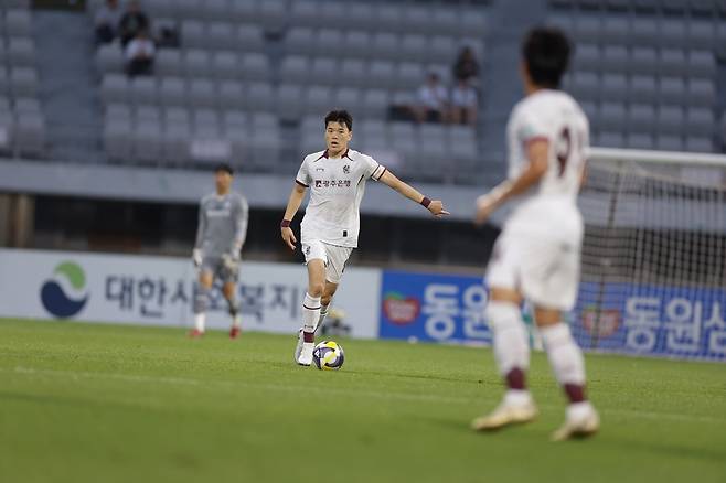 광주 주장 이강현에게 이번 시즌은 특별했다. 프로 데뷔 후 처음 주장 완장을 달았고, 리그&nbsp;최다&nbsp;출전 기록도 썼다. 이제 다음달 6일 전북과 코리아컵 결승에서 우승 트로피를 들어올리는 것이 마지막 목표다. 사진제공｜광주FC