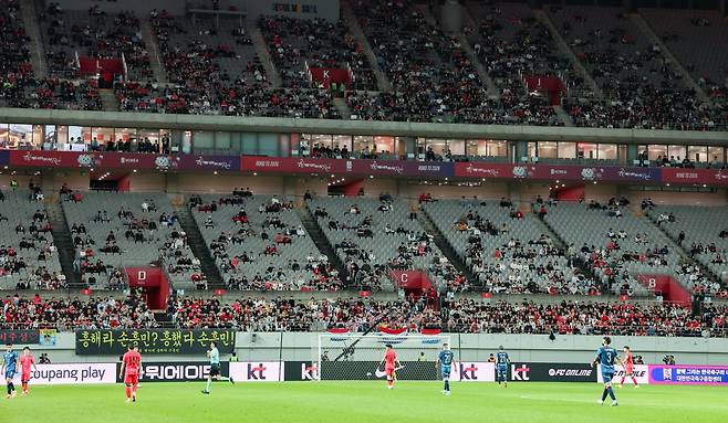 2026북중미월드컵이 7개월 앞으로 다가온 현재 아직까진 월드컵 시즌 특수가 감지되지 않는다. 볼리비아(14일), 가나(18일)와 11월 A매치 2경기 예매도 지지부진해 축구팬들의 싸늘한 민심만 다시 확인할 가능성이 높다. 사진은 지난달 14일 서울월드컵경기장에서 열린 파라과이와 친선경기에서 보인 텅텅 빈 관중석. 뉴시스