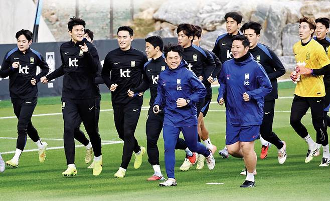 축구대표팀 선수들이 지난 11일 천안 대한민국 축구종합센터에서 훈련 시작 전 밝은 표정으로 몸을 풀고 있다. 천안 | 연합뉴스