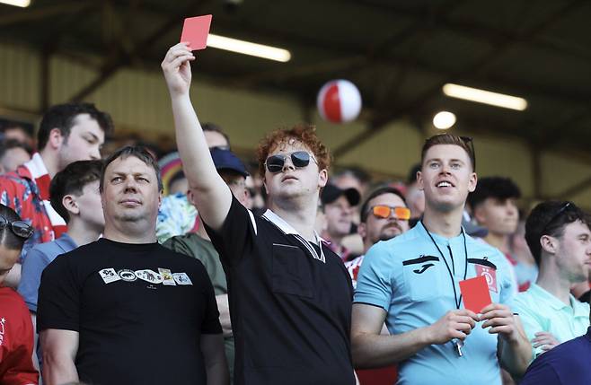 레드카드를 보이고 있는 한 축구팬. 게티이미지코리아