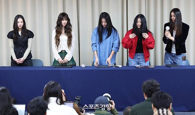 걸그룹 뉴진스가 28일 오후 서울 강남구 스페이스쉐어 삼성역센터에서 열린 전속계약 해지 관련 기자회견에 참석해 있다. 왼쪽부터 해린, 다니엘, 민지, 하니, 혜인. 2024.11.28 권도현 기자
