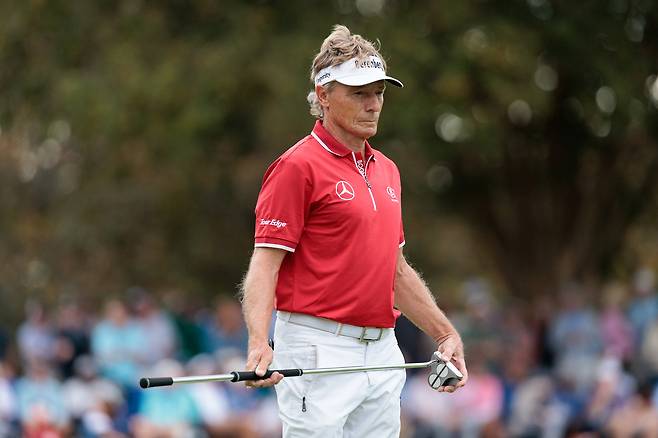 베른하르트 랑거가 지난달 20일 열린 PGA 챔피언스 투어 도미니언 에너지 채리티 클래식 최종 라운드 도중 18번 홀에서 진지한 표정으로 그린을 살펴보고 있다. 게티이미지코리아