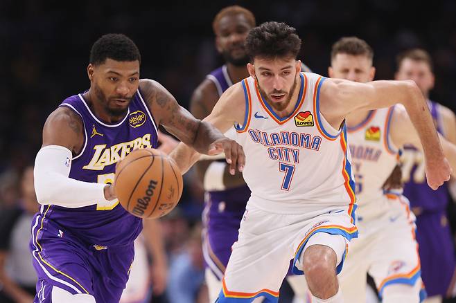 쳇 홈그렌(오른쪽)을 제치는 마커스 스마트.  오클라호마시티 | AP연합뉴스