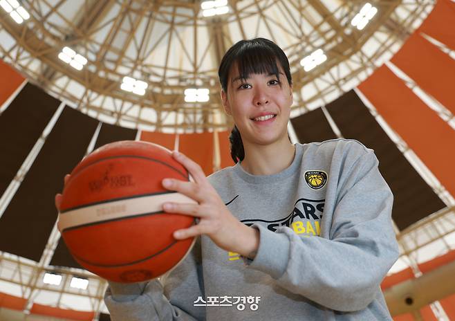 한국 여자농구 에이스 박지수가 13일 충남 천안시 KB국민은행 천안연수원 농구 코트에서 포즈를 취하고 있다. 2025.11.13. 정지윤 선임기자