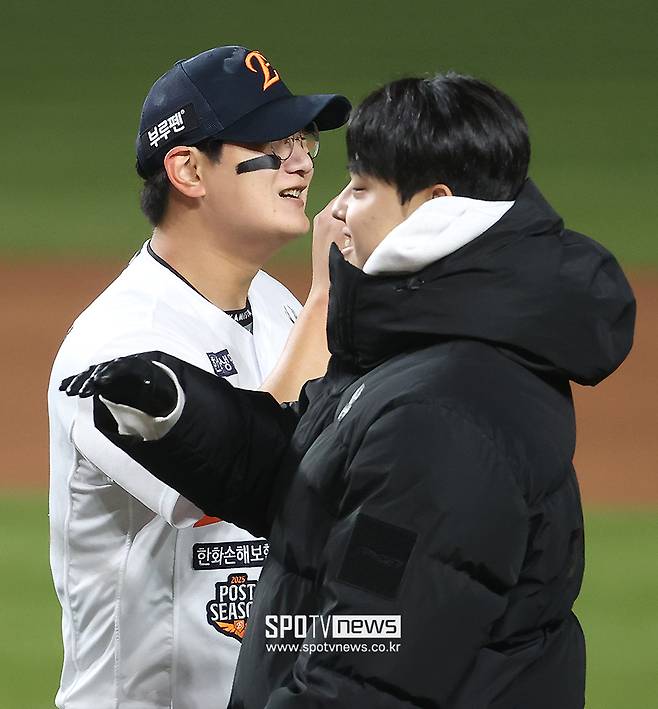 ▲ 왼쪽부터 한화 이글스 마무리투수 김서현과 선발투수 문동주. 올해 포스트시즌 경기에서 승리한 뒤 미소 짓고 있다. ⓒ곽혜미 기자