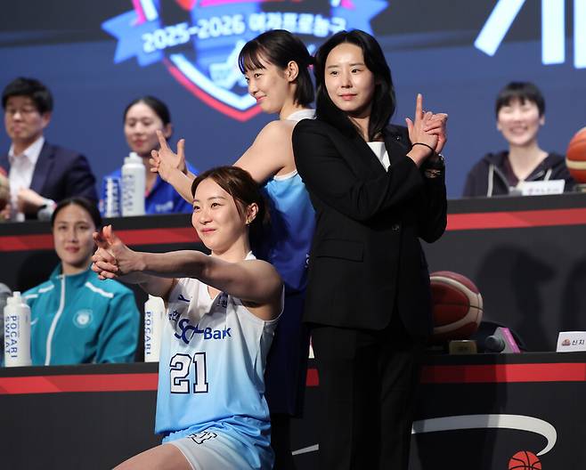 ▲ 인천 신한은행 최윤아 감독과 아산 우리은행 위성우 감독(사진 위)의 사제 겨루기도 흥미롭다. ⓒ연합뉴스