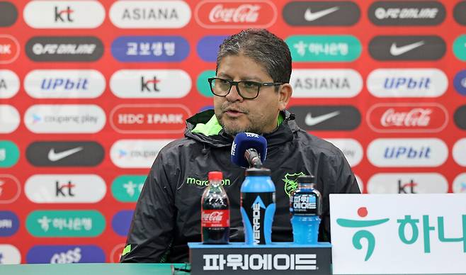 ▲ 오스카르 비예가스&nbsp;볼리비아&nbsp;남자 축구대표팀 감독이 13일 오후 대전월드컵경기장에서 A매치를 앞둔 기자회견을 하고 있다.&nbsp;이후에는 대표팀이 대한민국과의 A매치를 하루 앞두고 훈련하고 있다.&nbsp;ⓒ 연합뉴스