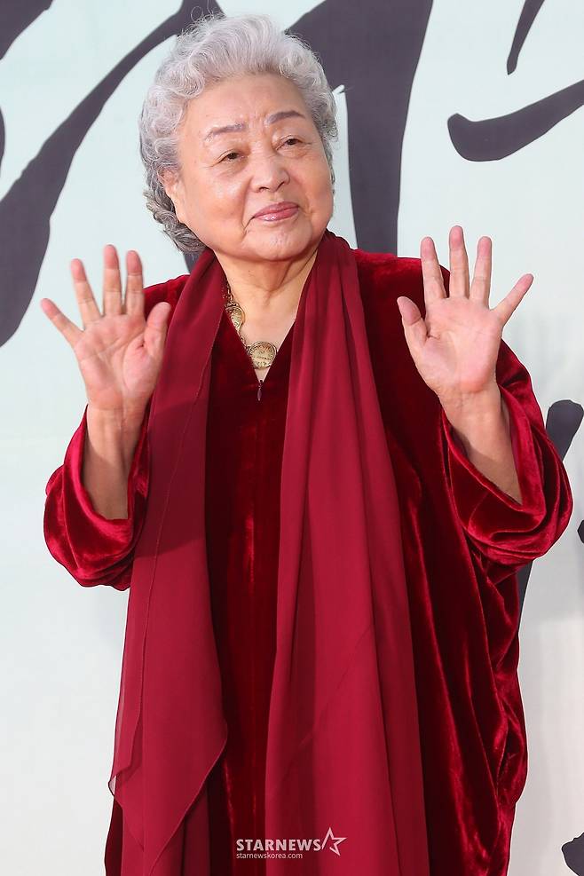 원로배우 강부자가 31일 오후 서울 중구 국립극장 해오름극장에서 진행된 '2024 대한민국 대중문화예술상' 레드카펫 행사에 참석해 포즈를 취하고 있다.  올해 15회 차를 맞이한 '대중문화예술상'은 가수와 배우, 희극인, 성우, 방송작가, 연주자 등 다양한 분야를 아우르는 대중문화예술인들의 사회적 위상과 창작 의욕을 높이고, 대중문화예술산업의 발전에 기여한 공을 기리기 위한 대중문화예술 분야 최고 권위 정부 포상이다. 2024.10.31 /사진=김창현 chmt@