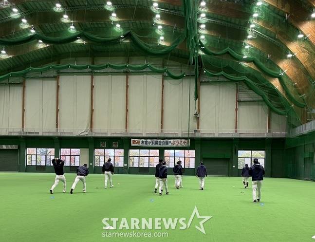 롯데 선수들이 13일 오전 일본 미야자키현 휴가시의 오쿠라가하마 구장의 실내훈련장에서 훈련을 진행하고 있다. /사진=양정웅 기자