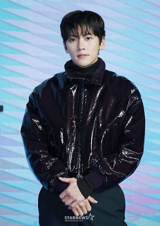 배우 지창욱이 3일 오전 서울 여의도 콘래드호텔에서 진행된 디즈니+ 오리지널 시리즈 '조각도시' 제작발표회에 참석해 포즈를 취하고 있다.  '조각도시'는 평범한 삶을 살던 주인공은 어느 날 흉악한 범죄에 휘말려 감옥에 갇히고, 이 모든 상황이 한 인물로부터 계획됐다는 사실을 알게 되면서 그를 위한 복수를 시작하는 범죄 액션 시리즈로 오는 5일 공개된다. /2025.11.03 /사진=이동훈 photoguy@