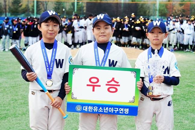 우승을 차지한 경기 휘문아카데미유소년야구단 선수들. /사진=대한유소년야구연맹