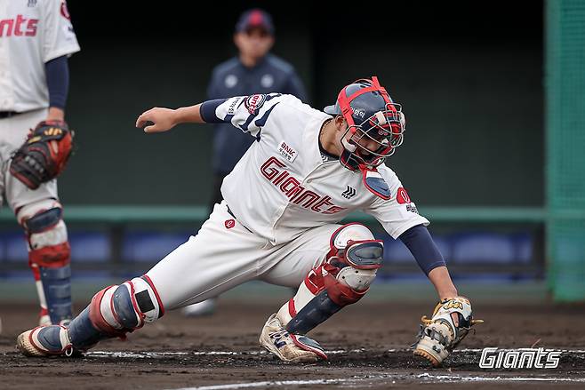 롯데 박재엽이 수비훈련을 소화하고 있다. /사진=롯데 자이언츠 제공
