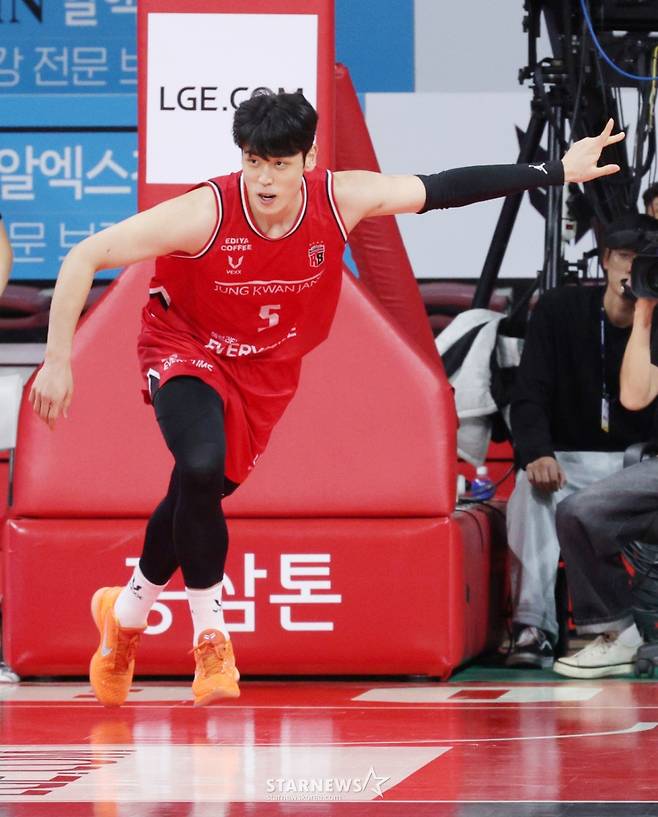 2025-2026 LG전자 프로농구 안양 정관장 대 원주 DB 경기가 13일 경기도 안양 정관장아레나에서 열렸다.  정관장 변준형이 결정적인 공격에 성공한 후 백코트하고 있다. /사진=김진경 대기자