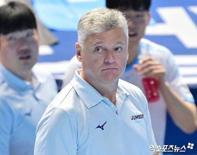 12일 오후 인천 계양체육관에서 열린 '진에어 2025-2026 V-리그' 대한항공과 삼성화재의 경기, 대한항공 헤난 감독이 작전을 지시하고 있다. 인천, 김한준 기자