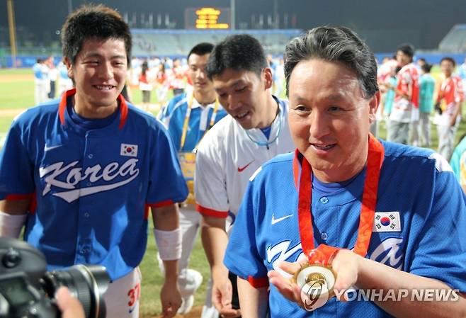 김경문(오른쪽) 감독이 2008 베이징 올림픽 우승 확정 후 강민호(왼쪽)가 걸어준 금메달을 들고 기념 촬영을 했던 모습. 사진 연합뉴스