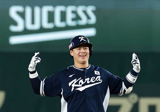 한화 이글스가 13일 구단의 1호 아시아 쿼터로 대만 출신 좌완 투수 왕옌청 입단을 발표했다. 왕옌청은 일본프로야구 라쿠텐 골든이글스 소속이며, 이번에 한화와 연봉 10만 달러(한화 약 1억 4000만원)에 계약했다. 왕옌청은 2023년 APBC 한국전 선발로 나와 한화 타자 노시환(사진)과 붙기도 했다. 연합뉴스