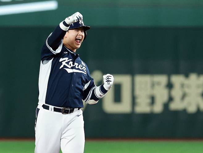 한화 이글스가 13일 구단의 1호 아시아 쿼터로 대만 출신 좌완 투수 왕옌청 입단을 발표했다. 왕옌청은 일본프로야구 라쿠텐 골든이글스 소속이며, 이번에 한화와 연봉 10만 달러(한화 약 1억 4000만원)에 계약했다. 왕옌청은 2023년 APBC 한국전 선발로 나와 한화 타자 노시환(사진)과 붙기도 했다. 연합뉴스