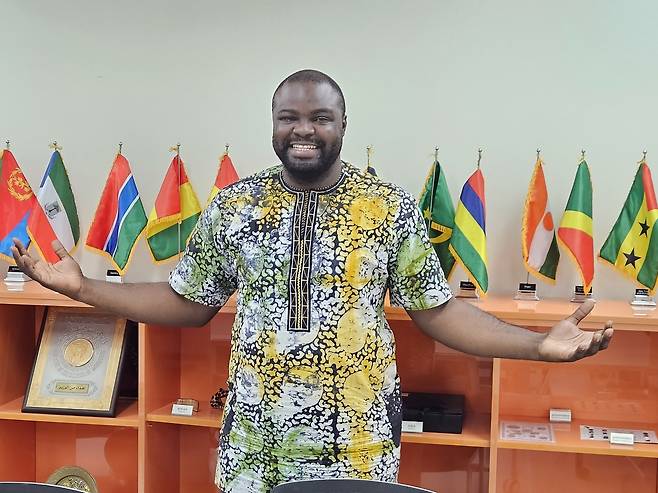 연합뉴스와 인터뷰를 한 뒤 포즈 취하는 이노루와 아보예지(34) 퓨처아프리카 대표 [촬영 노재현]