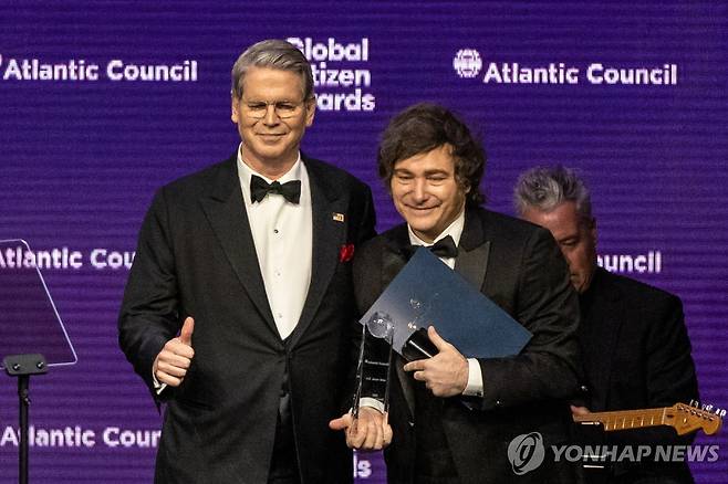 베선트 미국 재무장관(왼쪽)과 밀레이 아르헨티나 대통령 [AP 연합뉴스 자료사진. 재판매 및 DB 금지]