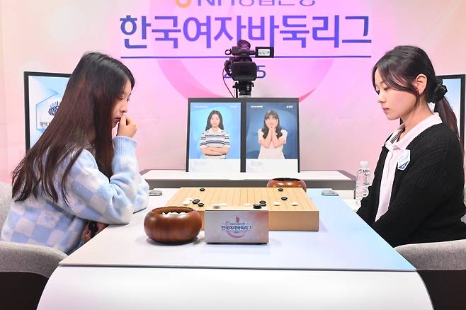 우이밍(왼쪽) 6단이 김경은 5단에게 불계승했다. [한국기원 제공. 재판매 및 DB 금지]