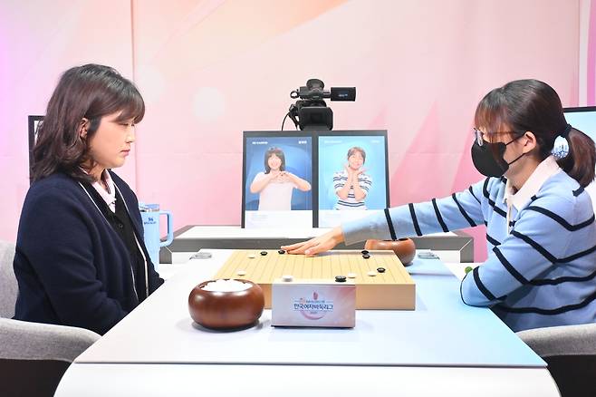 김주아(오른쪽) 4단이 김혜민 9단에게 승리했다. [한국기원 제공. 재판매 및 DB 금지]