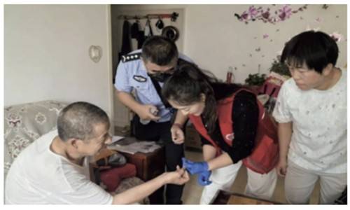 혈액을 채취하는 중국 공안 [NKDB 보고서 캡처]