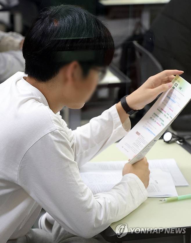 2026학년도 수능 시작 (수원=연합뉴스) 2026학년도 대학수학능력시험일인 13일 오전 경기도교육청 제30지구 제17시험장인 수원시 영통구 효원고등학교에서 수험생들이 시험 준비를 하고 있다. 2025.11.13 [경기사진공동취재단] stop@yna.co.kr