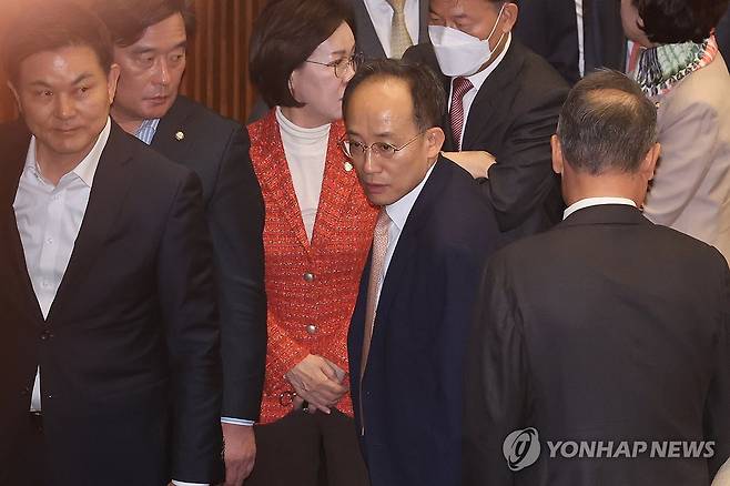 국회 본회의 출석한 추경호 의원 (서울=연합뉴스) 김주성 기자 = 내란 중요임무 종사 혐의로 구속 영장이 청구된 국민의힘 추경호 의원이 13일 자신의 체포동의안 보고가 예정된 국회 본회의에 출석해 원자력안전위원회 위원 추천안 표결을 위해 이동하고 있다. 2025.11.13 utzza@yna.co.kr