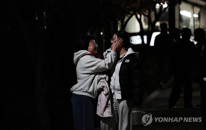 '수능 끝, 오늘의 주인공' (대구=연합뉴스) 윤관식 기자 = 2026학년도 대학수학능력시험(수능)일인 13일 대구 수성구 혜화여자고등학교에서 한 학부모가 시험을 마친 수험생을 반기고 있다. 2025.11.13 psik@yna.co.kr