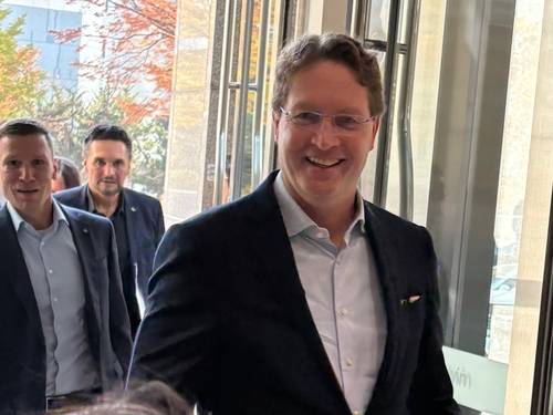 LG 트윈타워 찾은 올라 칼레니우스 메르세데스-벤츠 회장 (서울=연합뉴스) 김민지 기자 = 올라 칼레니우스 메르세데스-벤츠 회장이 13일 오후 1시 30분께 여의도 LG트윈타워를 찾아 LG그룹 주요 계열사 최고경영자(CEO)들과 회동했다. 2025.11.13 jakmj@yna.co.kr