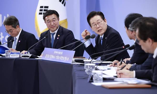 이재명 대통령이 14일 파주에서 열린 '경기 북부의 마음을 듣다' 타운홀 미팅 간담회에서 안규백 국방부 장관에게 질문하고 있다. 사진=연합