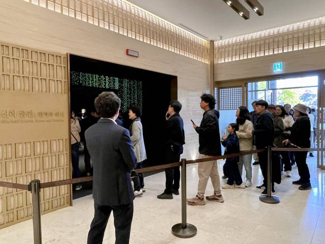 신라 금관전 전시실 앞에서 관람객들이 줄지어 입장하고 있다. 박물관은 안전한 관람을 위해 30분 간격으로 회당 150명씩 입장권을 배부하고 있다. 주말앤 팀