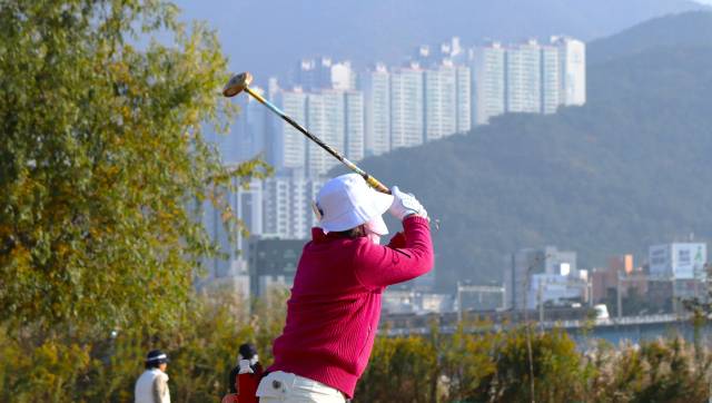 제2회 부산일보 파크골프 여성 참가자가 14일 본선에서 힘찬 티샷을 날리고 있다. 남태우 기자