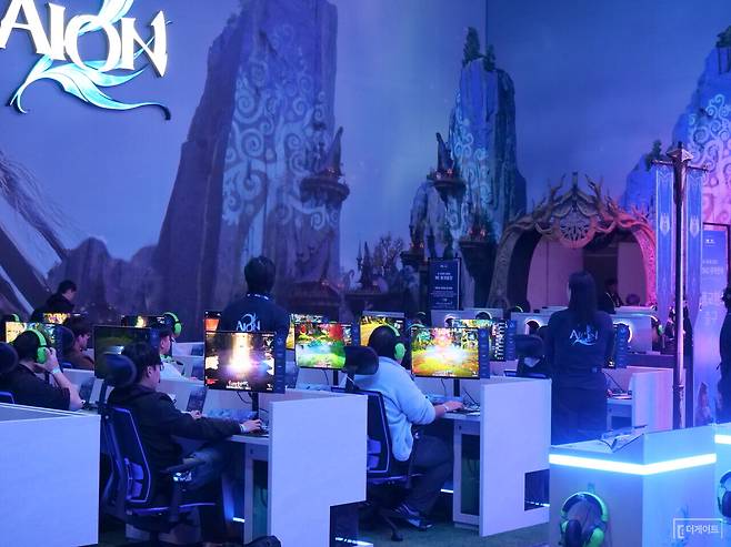 13일 부산 벡스코에서 개막한 '지스타 2025' 에서 엔씨는 신작 '아이온2' 시연 부스를 마련했다. 사진=박승민 기자