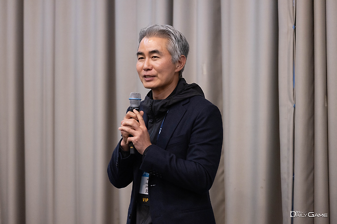 넥써쓰 장현국 대표가 '지스타 2025'에서 앞으로의 발전 방향에 대해 이야기했다.