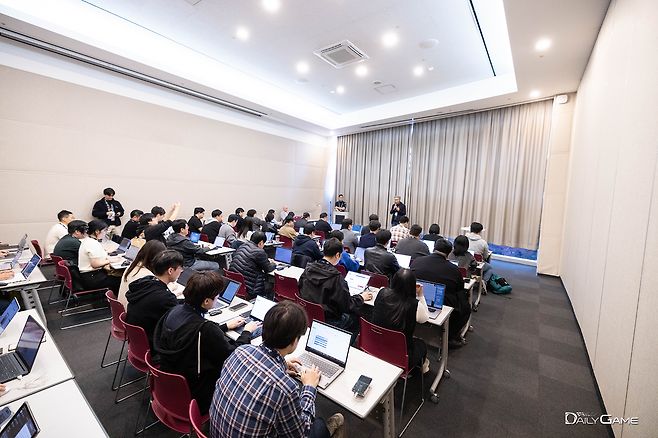 지금까지의 성과 및 앞으로의 발전에 대한 다양한 질문에 답했다.