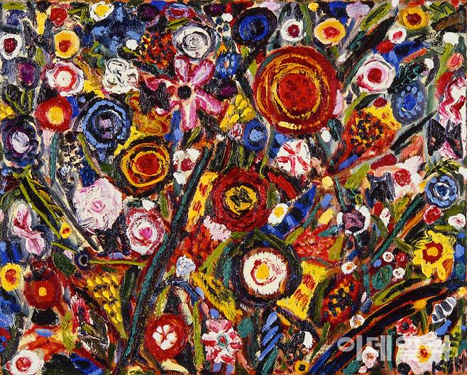 김종학의 ‘꽃’(1985). 이름 모를 꽃들이 뒤엉켜 저마다의 외양과 색채를 뽐내고 있다. 표현적인 붓질, 두꺼운 물감, 거친 표면효과 등으로 작가의 화려한 꽃들은 여리여리한 여성성을 벗고 강인한 남성성을 입고 있다. 작가는 현대미술에서 다소 진부하다고 할 꽃 소재를 독특한 조형의식으로 구체화하며 원시적 건강성을 제시했다. 1979년부터 시작된 설악산 시절 초기에는 어두운 녹색과 스러져가는 꽃, 겨울풍경이 자주 나타났지만 1980년대 중반 이후로는 생명력 넘치는 야생화의 향연장이 됐다. 선명한 색채를 위해 전통적인 묘사도 거부했다. “직접 꽃잎을 따다가 화면에 대보기를 수십 번 반복하며 색을 만든다”고 말하기도 했다. 캔버스에 유화 물감, 80×100㎝. 국립현대미술관 소장.