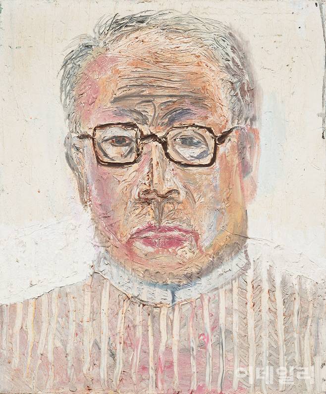 김종학의 ‘자화상’(1994). “사람도 꽃처럼 다양하게 생겨 흥미롭다.” 비록 꽃그림에 자주 가려졌지만 작가는 1950년대부터 쉬지 않고 인물을 그려왔다. 뭔가 구체적인 대상이나 구상화를 그리고 싶을 때 사람을 그렸다고 했다. 아무나도 아니지만 누구나의 얼굴이기도 한 자신의 인물화를 두고 “인간의 몸을 빌린 자연”이라고 말하기도 했다. 캔버스에 유화 물감, 73×60.5㎝. 국립현대미술관 소장.