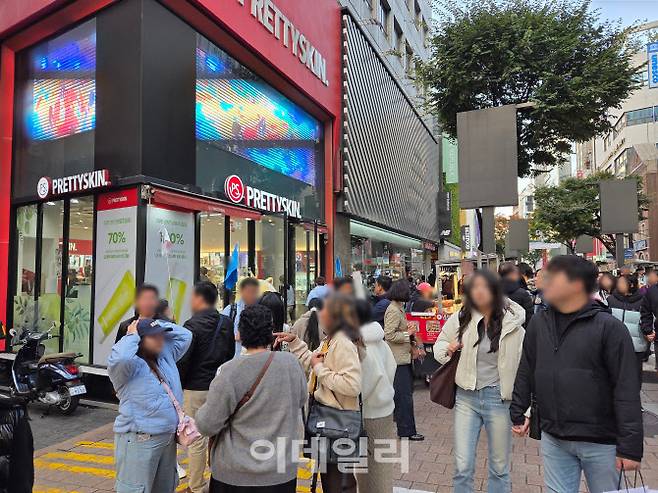 지난달 29일 명동의 한 거리에서 한 외국인 가이드가 관광안내를 하고 있는 모습이다. 투어 깃발을 든 가이드는 관광통역안내사 자격증을 따로 패용하고 있지 않았다. (사진=염정인 기자)