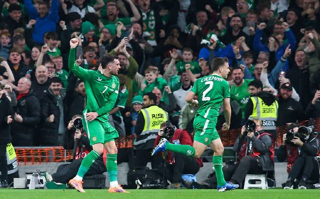 트로피 패럿(왼쪽)이 득점 후 기뻐하고 있다. 사진=AFPBB NEWS