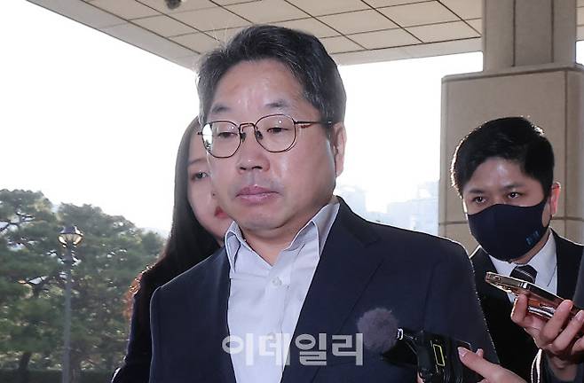 ‘대장동 항소 포기’로 검찰 내부에서 사퇴 압박을 받고 있는 노만석 검찰총장 직무대행이 지난 12일 서울 서초구 대검찰청으로 출근하고 있다. (사진=뉴스1)